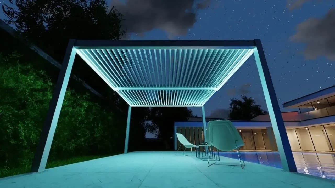 Пергола с бирюзовой LED-подсветкой у бассейна в ночное время